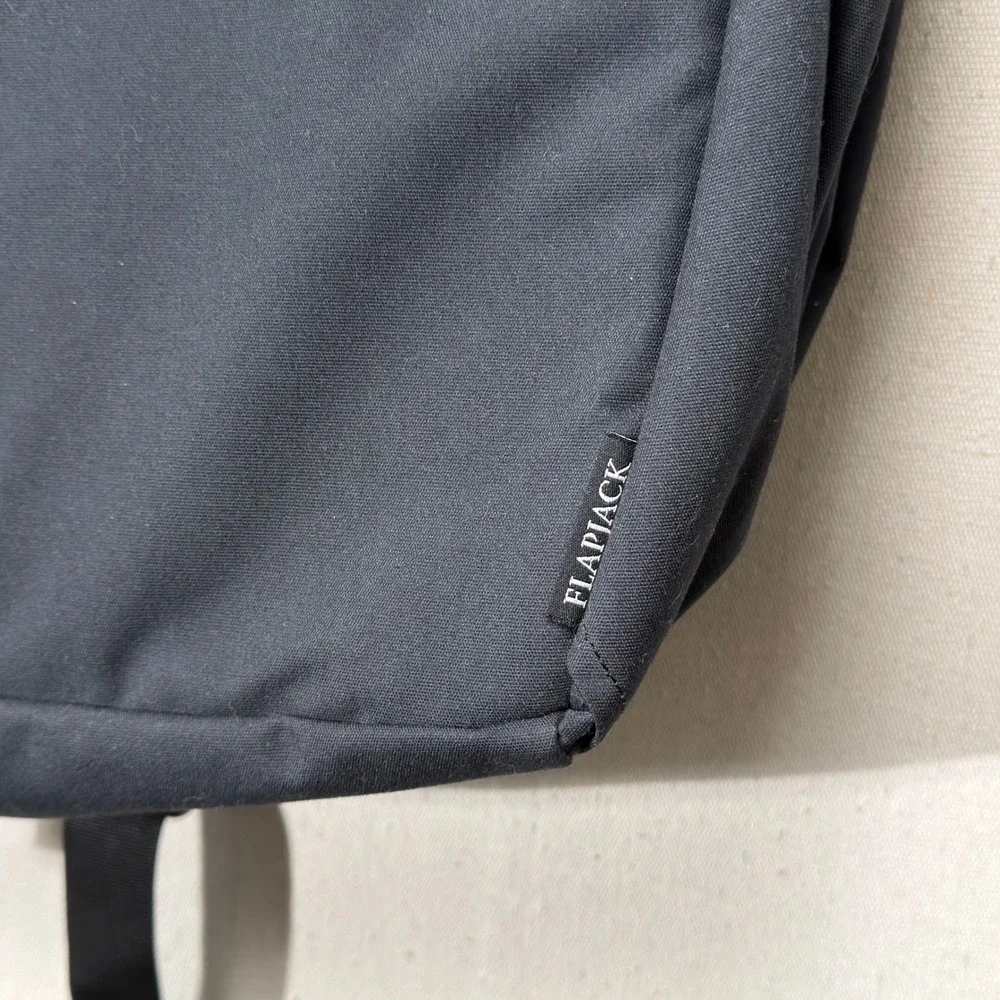 Osprey FlapJack Courier Messenger Bag Black 2011 Laptop Crossbody 17L Unisex